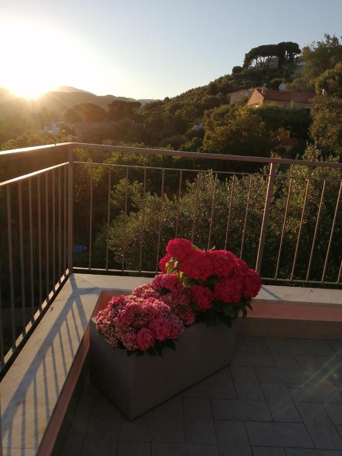 菲纳莱利古雷La Vie Est Belle住宿加早餐旅馆 外观 照片